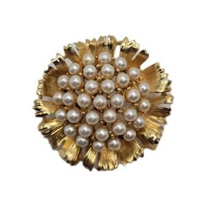 Vintage Unsigned Lisner Ragged Edge Flower Brooch Faux Pearls Gold Tone Large